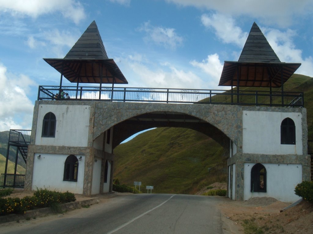 Entrada Colonia Tovar by Francisco F