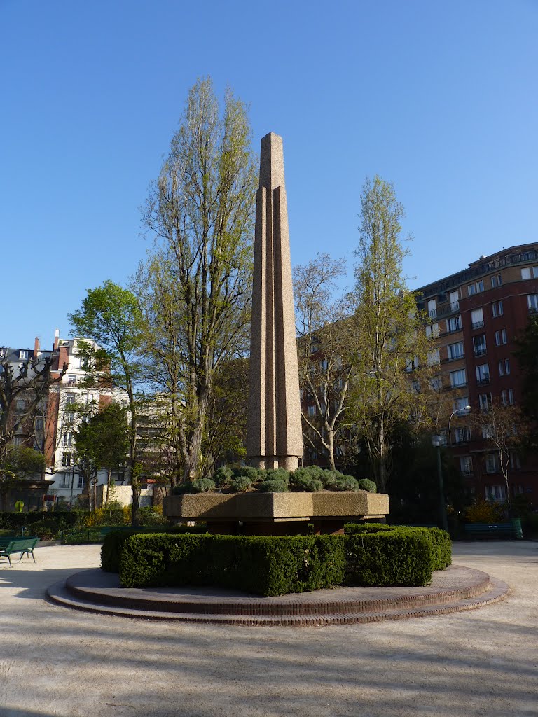 Paris - Square Sarah Bernhardt (2012) by greg-007