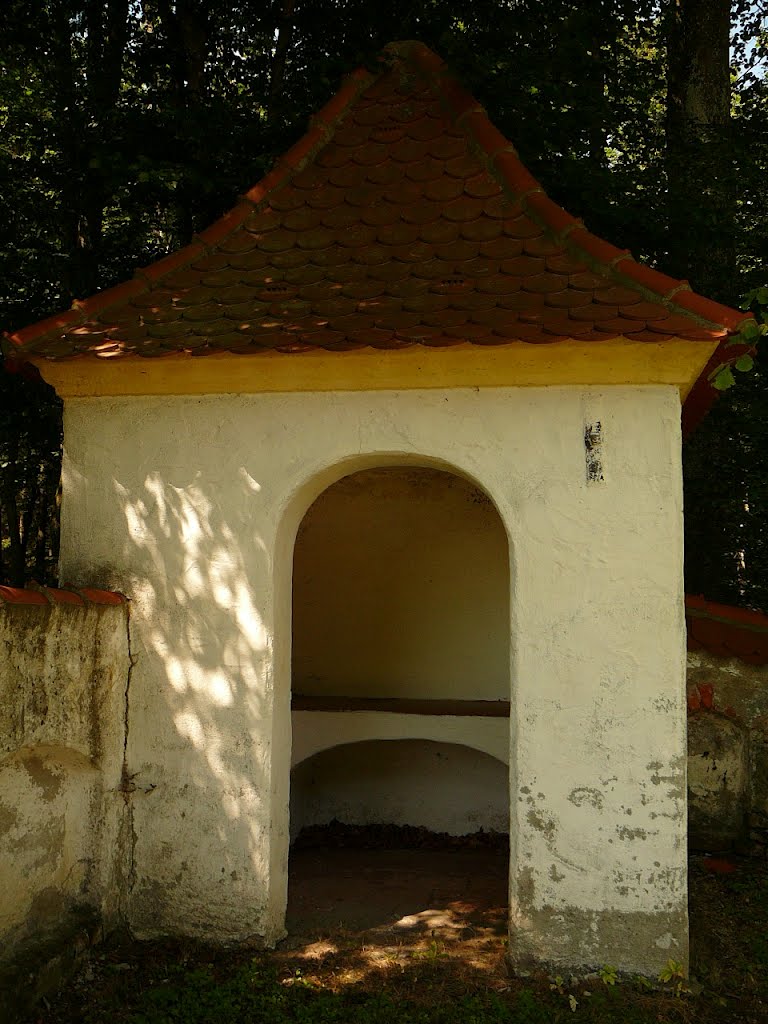 Eine Mauereck-Kapelle im Gutenzeller Friedhof by J. Eichendorf