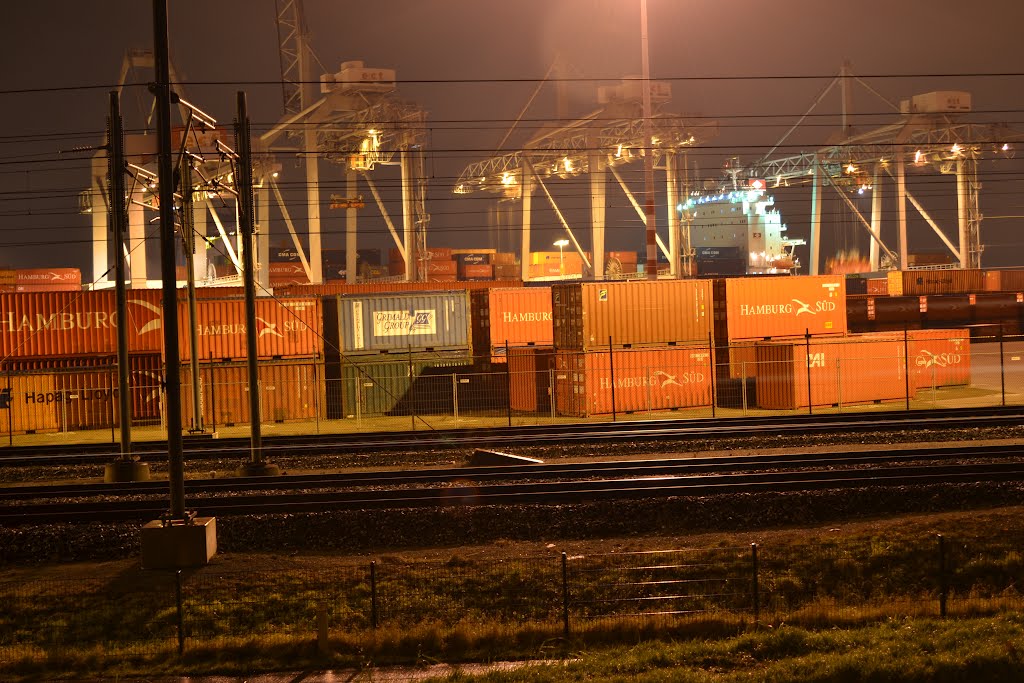 Containers at ECT-terminal, Rotterdam by John Rotterdam