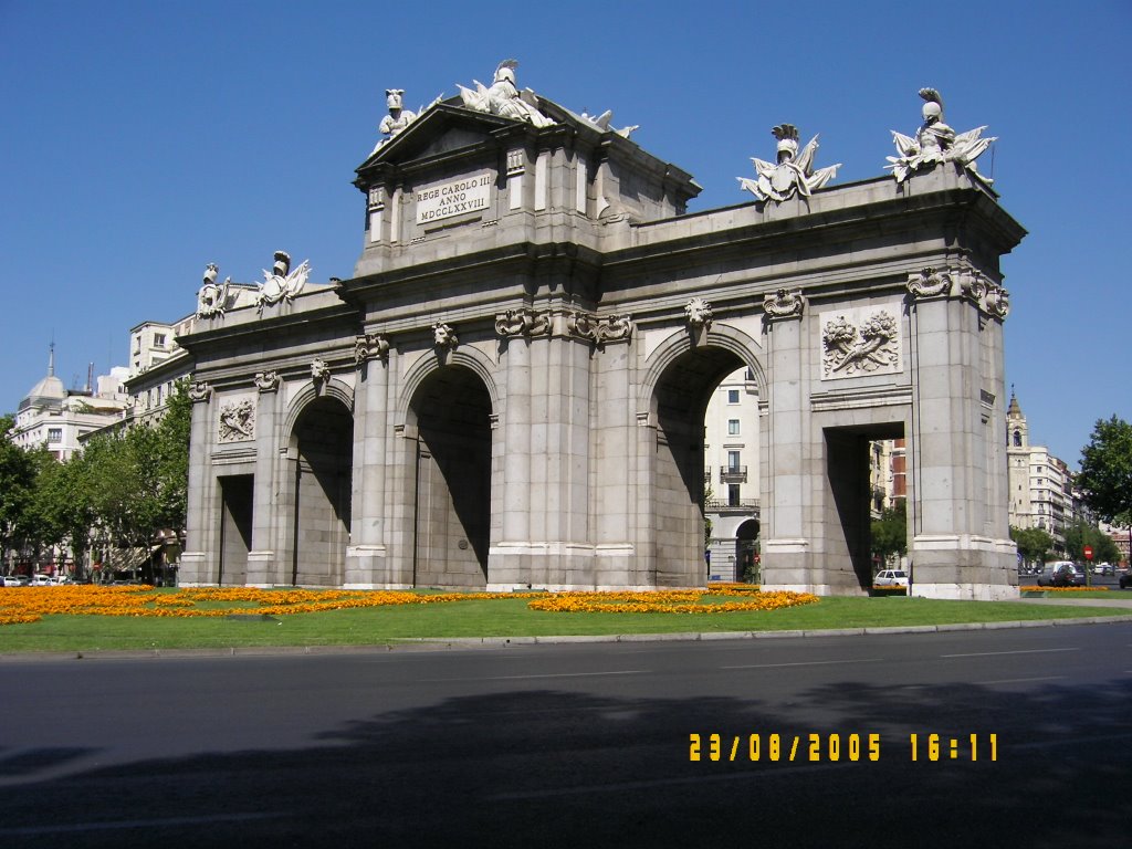 Miralá, miralá, ahí esta... la puerta de alcalá by juan_lily