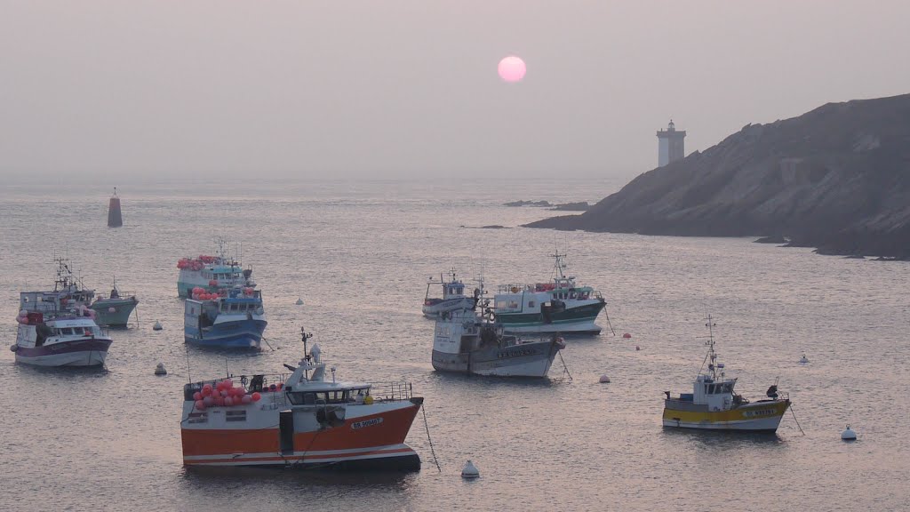 Le soleil se couche dans la brume au conquet by "Philippe JUHANT"