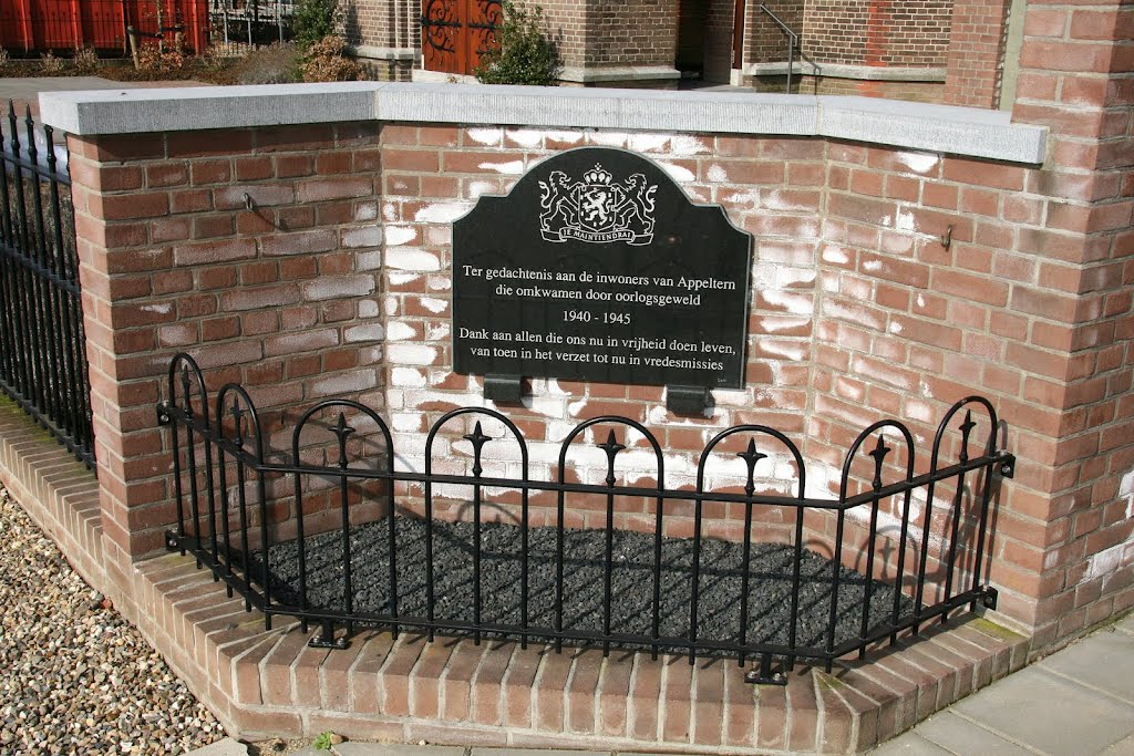 Appeltern - Maasdijk bij 24 : Oorlogsmonument by Scholte