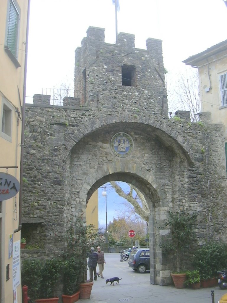 Barga - porta di accesso 2 by Aligi Michelis