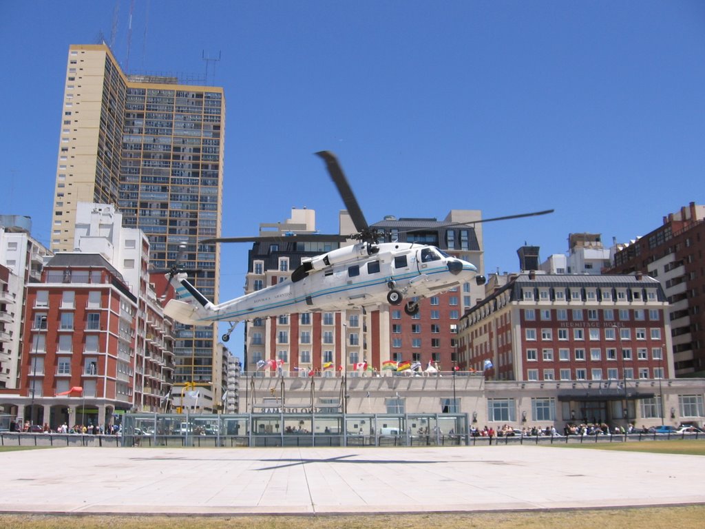 Despegue Helicóptero Presidencial frente Hotel Hermitage - Mar del Plata by Wald0rf