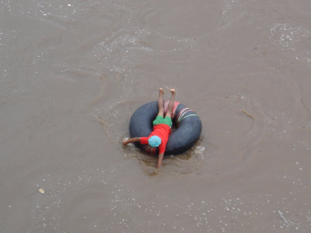 Immigré clandestin à la frontière thaïe-birmane (rivière Moei, Mae Sot, juillet 2005) by Thierry Grandidier