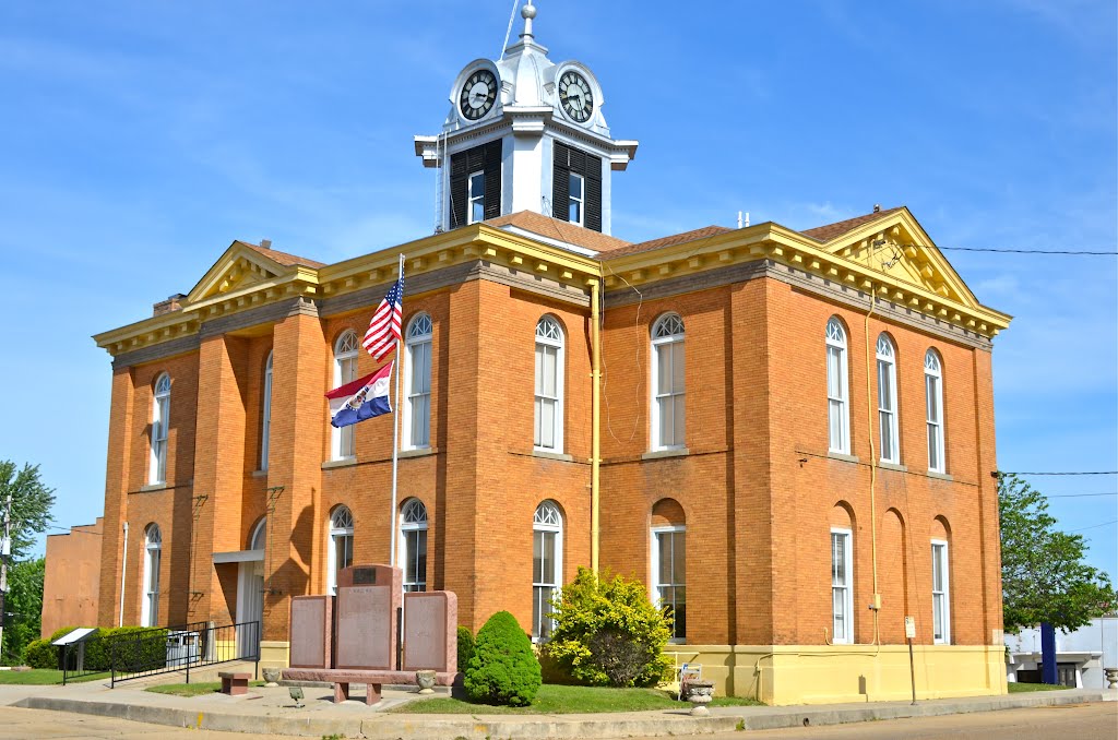 Stoddard County Courthouse, Bloomfield, Missouri by Buddy Rogers