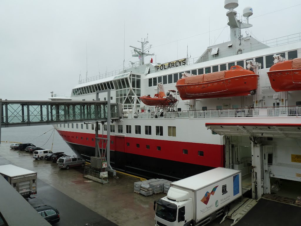 M / S Polarlys am Hurtigrutenterminal in Bergen by Zandloper ( Dirk Haumann ) VIEWS? No Thank&#x