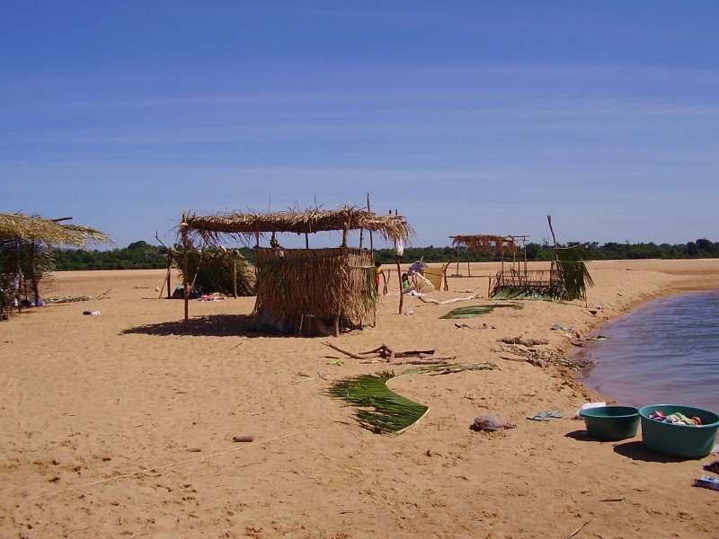 Praia na Reserva indígena Carajá - Santa Fé do Araguaia - TO by Erick Aniszewski