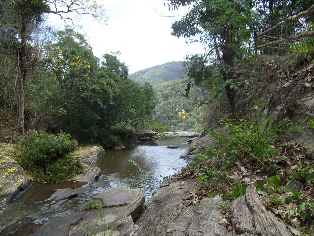 Entre a Cachoeira do Perigo e da Princesa by Verônica Silva