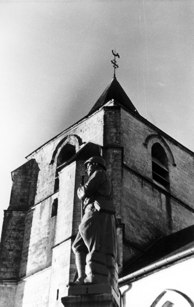 L'EGLISE ET LE MONUMENT AUX MORTS DE CAUCOURT by Frédéric Adant