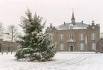 Marktplein met voormalig gemeentehuis by Rogier ten Keersten