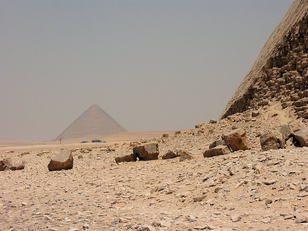 Dachour, Pyramides de Snefrou, au pied de la rhomboïdale, au loin, la "rouge". by Joel Gloanec