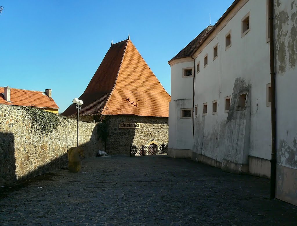 Kadaň (CZ)(dt. Kaaden) - Der Weg zum Wehrgraben der alten Stadtbefestigung by Thomas Eichler