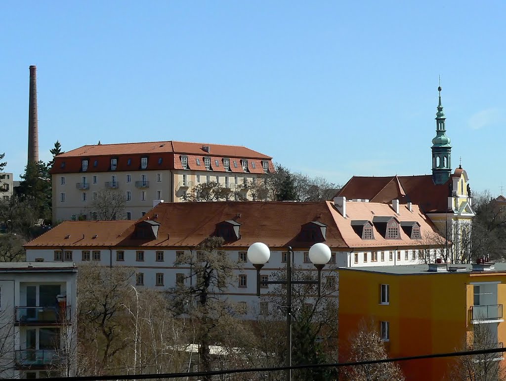 Kadaň (CZ)(dt. Kaaden) - Blick aus dem Wehrgraben der alten Stadtbefestigung zu den Häusern östlich der Mauer by Thomas Eichler