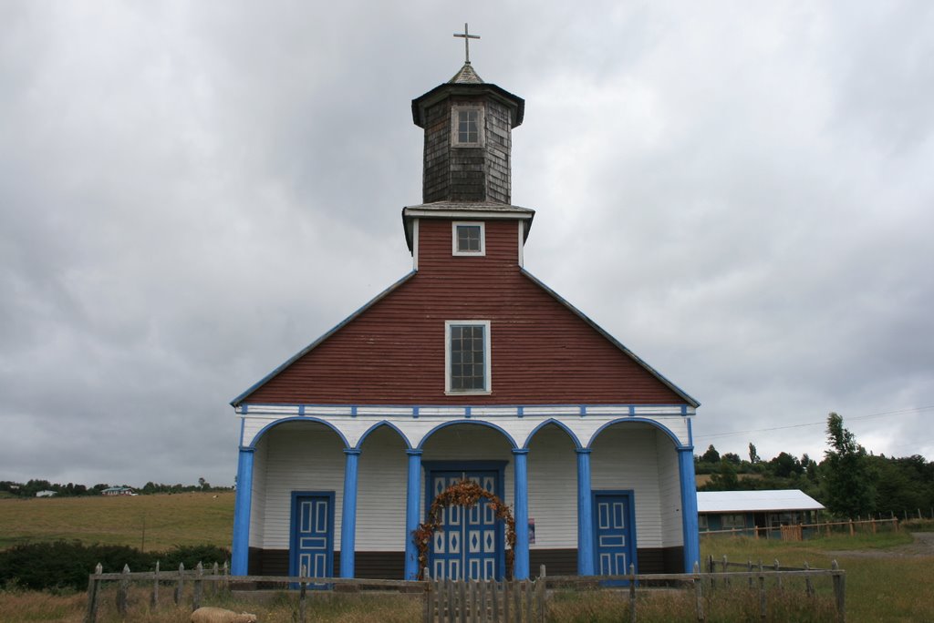 Iglesia Puchilco. by Octavio Aldea