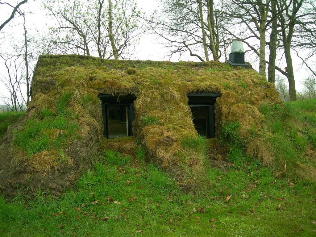 Holwoning in een dijk bij de spitkeet. (BB) by Bayke de Vries