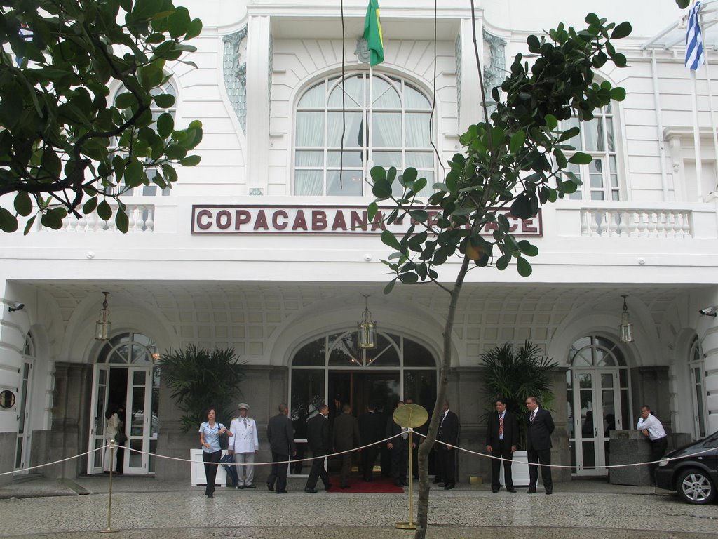 Copacabana Palace durante a cúpula Sul-Americana em Janeiro de 2007 com 11 Chefes de Estado. by Claudio Guerra