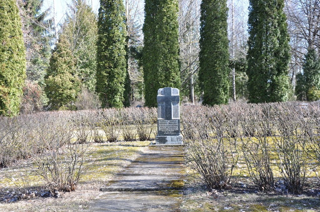 "Par Latvijas brīvību 1919.g. kritušajiem igauņu varoņiem"; Salaspils kapi, Salaspils, Latvia by M.Strīķis