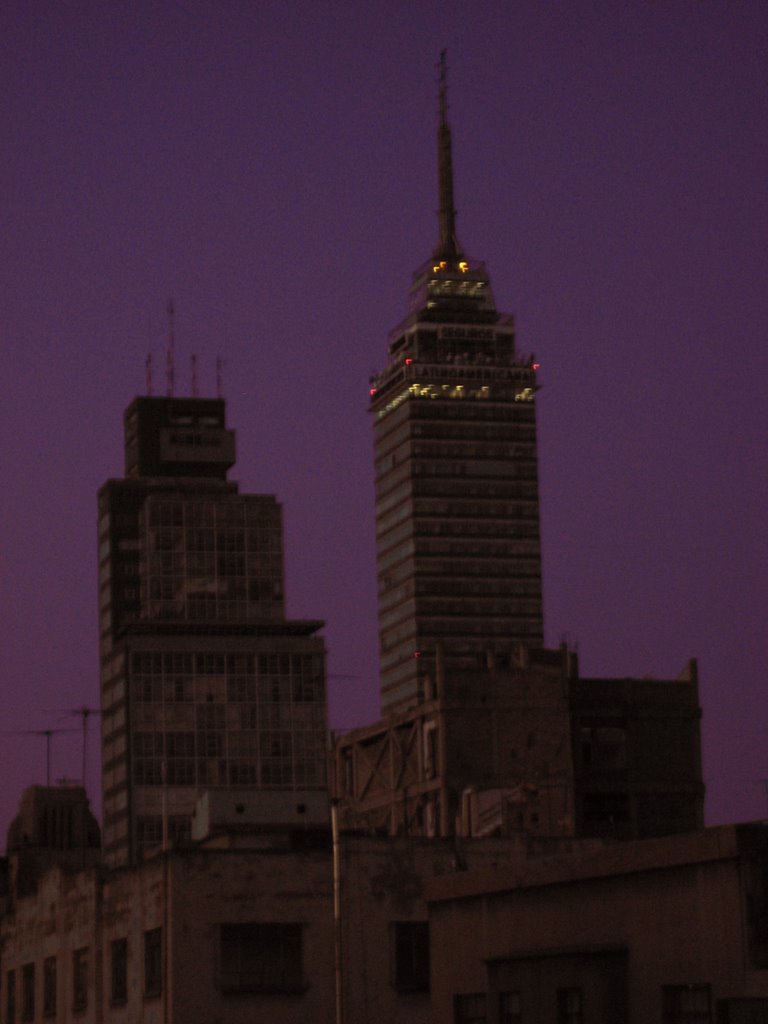 Torre latino en hora mágica by pikaxolote