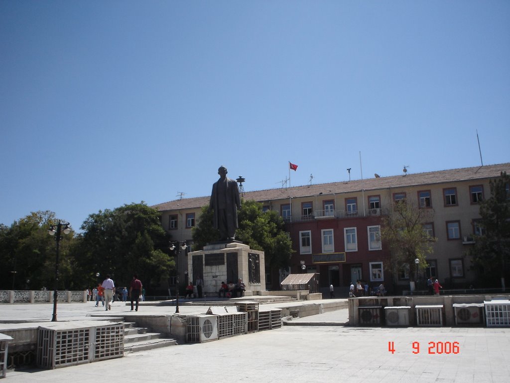 Statue of İsmet İnönü - Malatya by Rıdvan Tunçel