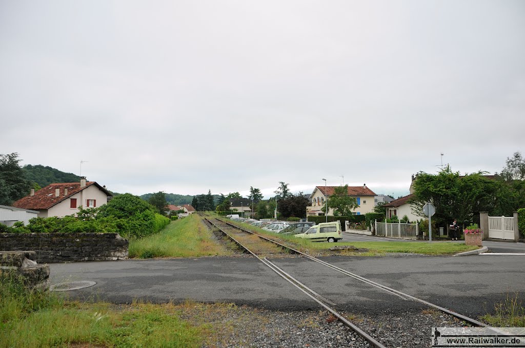 An diesem Bahnübergang wurde der Gleiskörper nicht überdeckt by Railwalker