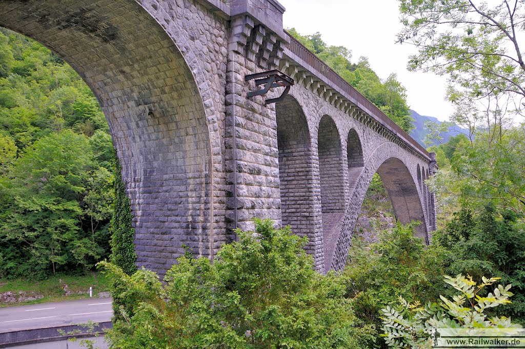 1Km später. Pont sur le gave d'Aspe, 100m lang by Railwalker