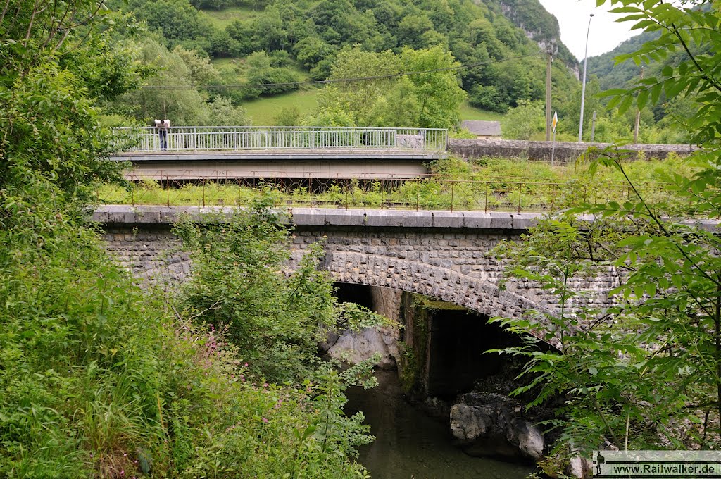 Straße und Eisenbahn überqueren die Aspe by Railwalker