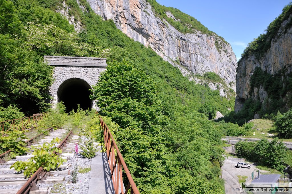 Der Tunnel wurde 1922 fertig gestellt. Er mündet direkt in das Viaduc d'Urdos by Railwalker