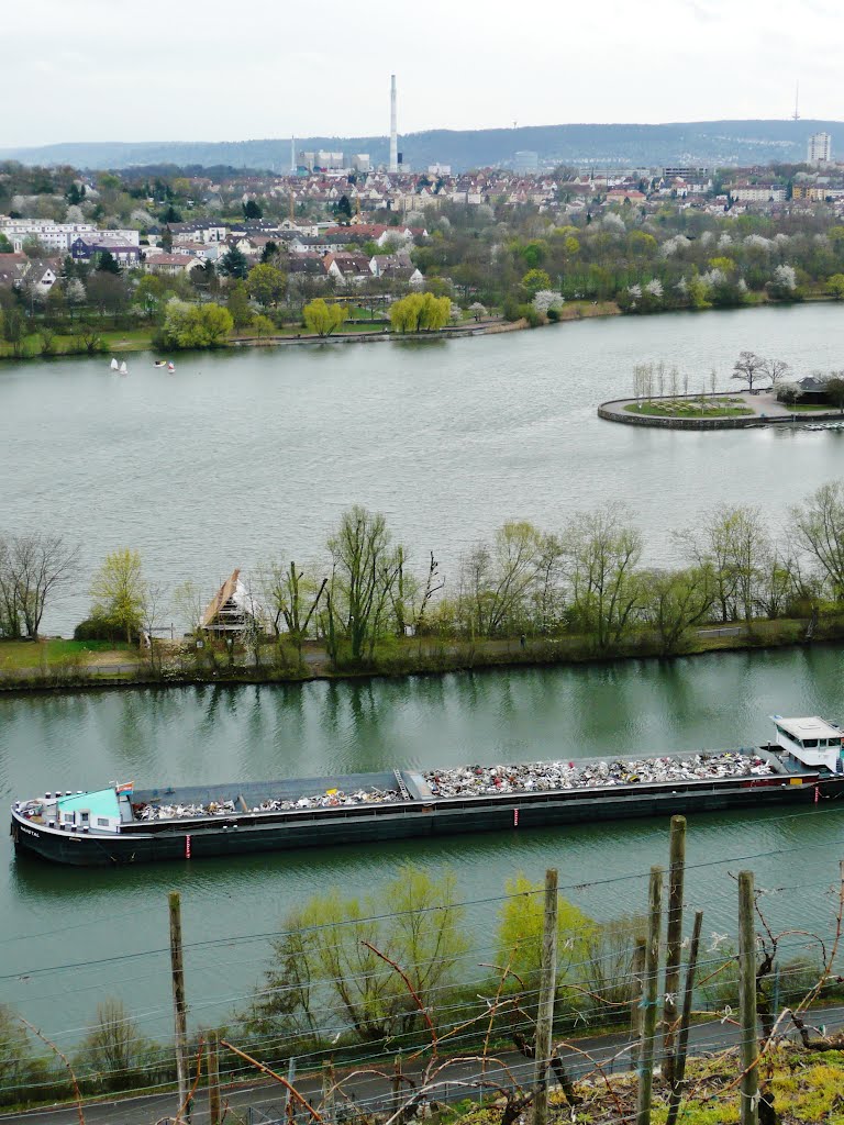 Schiff mit Metallschrott auf dem Neckar, im Hintergrund Müllverbrennung Münster by Qwesy