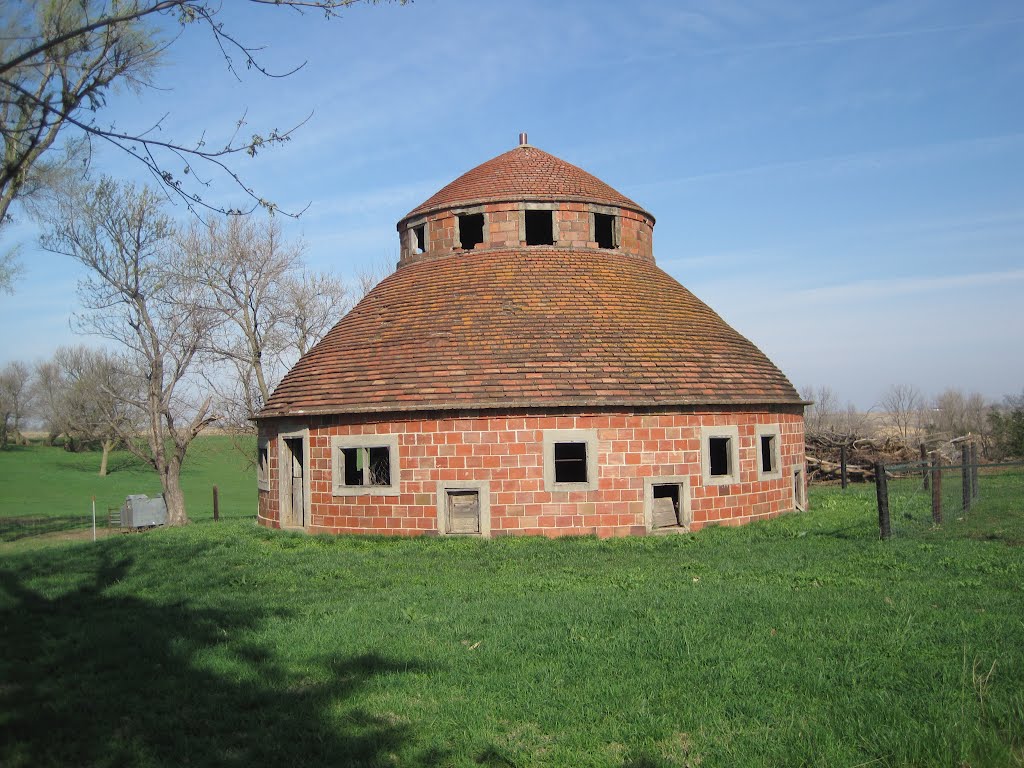 Round hog barn outside of Silver City IA built 1903 by mollycatgo