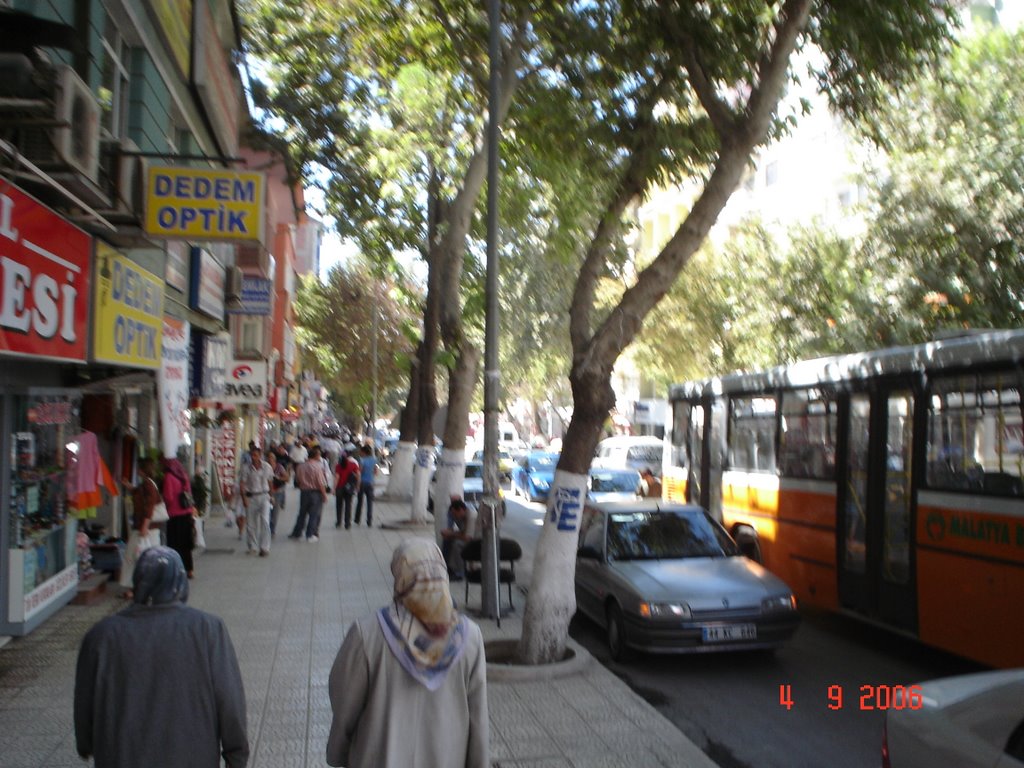 Crowds at Çarşı Malatya by Rıdvan Tunçel