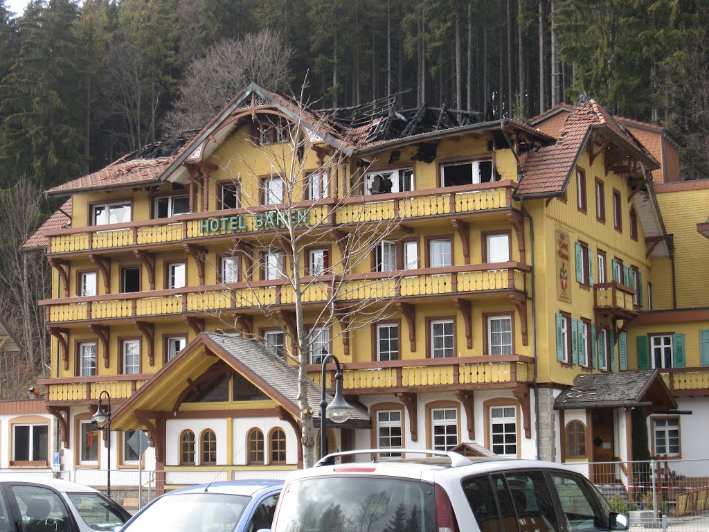 Un bel hôtel... qui a brûlé ! Dommage ! Titisee, Haute Forêt Noire (Hochschwarzwald), Bade-Wurtemberg, Allemagne by TitTornade