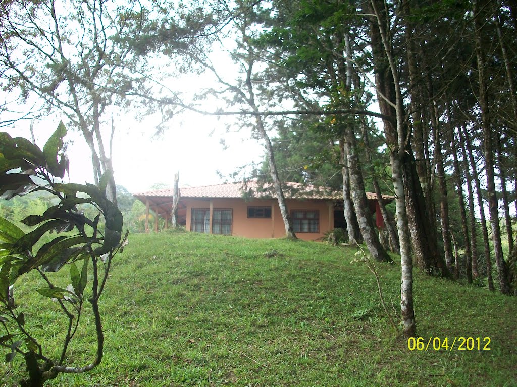 Cabaña de Finca en Turrialba by Tony Castillo.