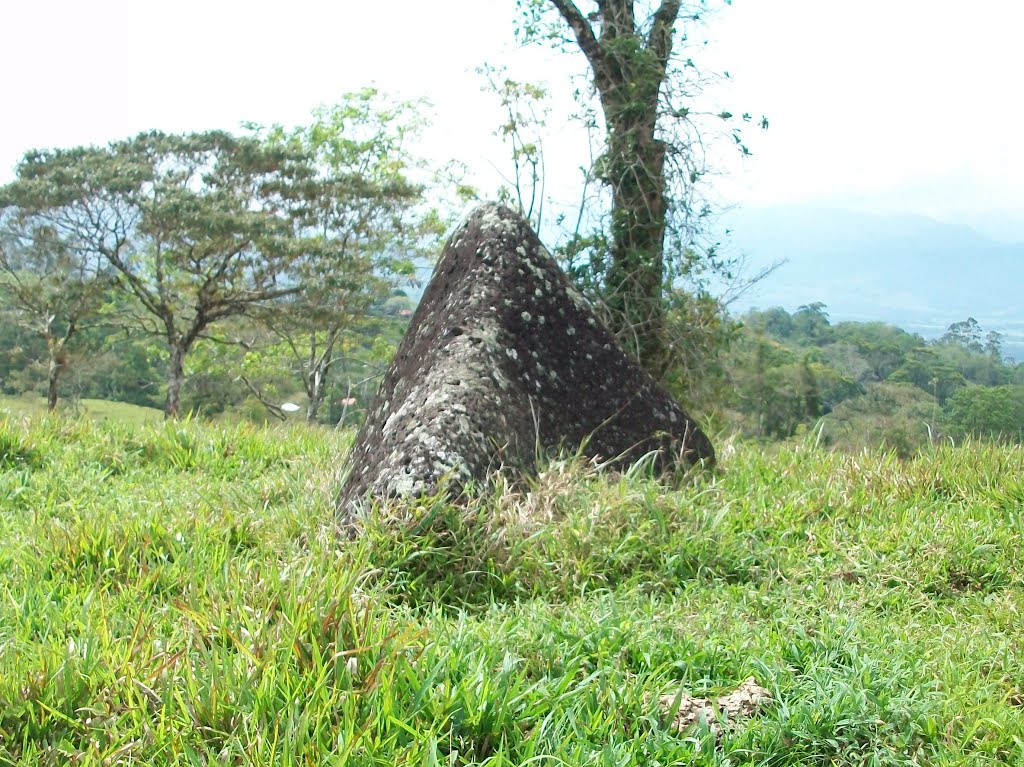 Piedra con Forma de Volcán en Finca de Turrialba by Tony Castillo.