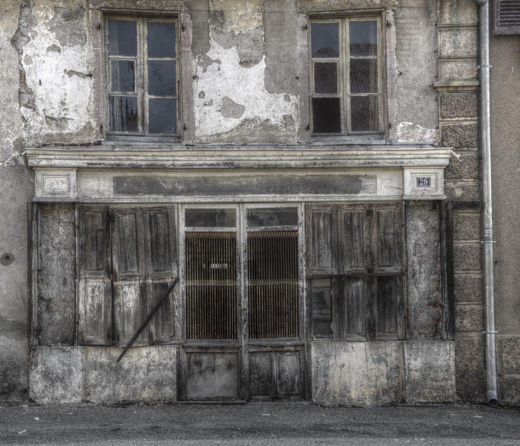 Ancien magasin à Giromagny by thierry marline