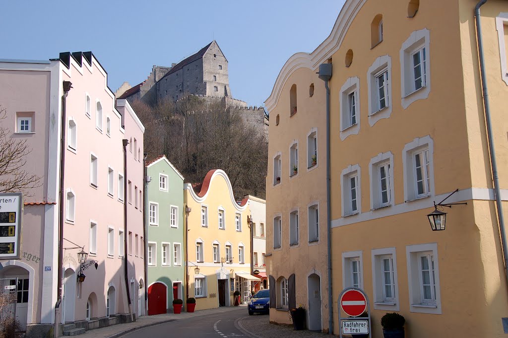 Burghausen, Mautnerstraße mit Blick auf Palas / Burgmuseum by Günther Bogensberger