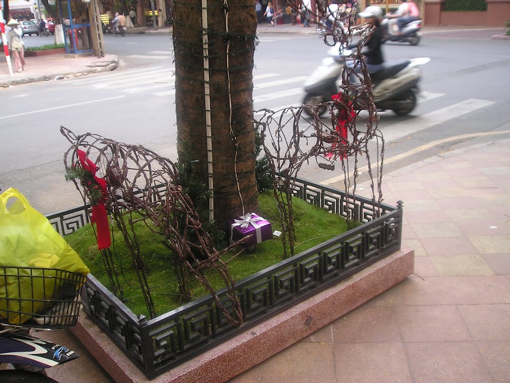 Traffic Island near Ben Thanh Market by Raja Kamarul Bahrin