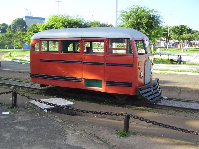 Forma de Locomoção Vermelha by Luis Orione