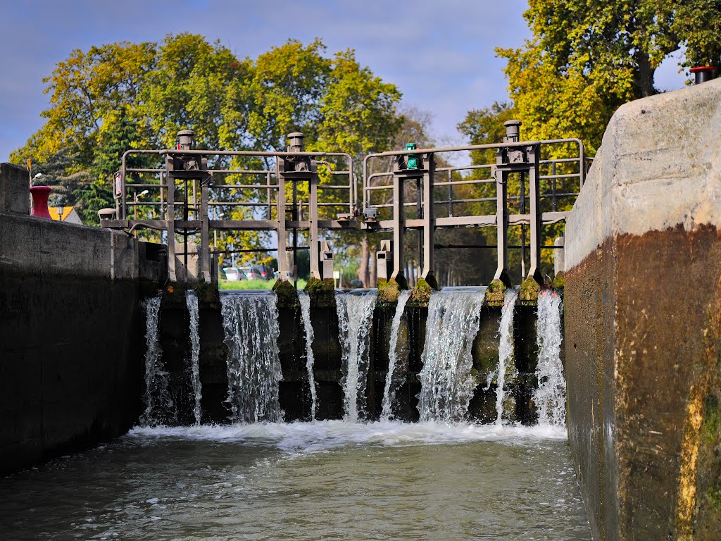 Ecluse de Villeneuve-lès-Béziers - Canal du Midi, Languedoc-Roussillon, France by Canalous Guidemar