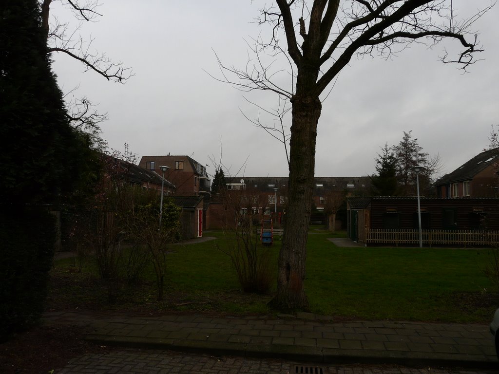 Speelplein achter de Vogezen Oneven Huisnummers (wijk Lunetten, Utrecht) by David Jimmink