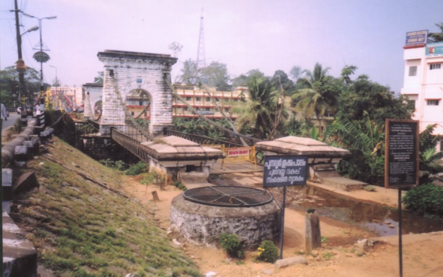 Suspension Bridge Punalur (Thookupalam) by sibashi