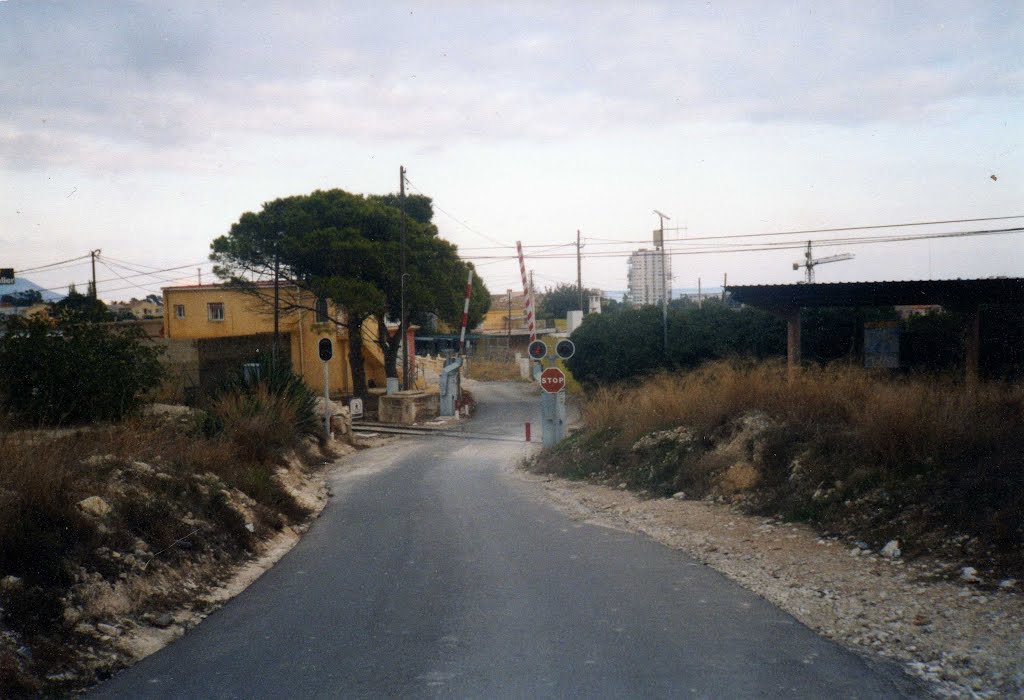 Antiguo camino de asfalto y antiguo paso nivel en bentorrillo by pintatrenes