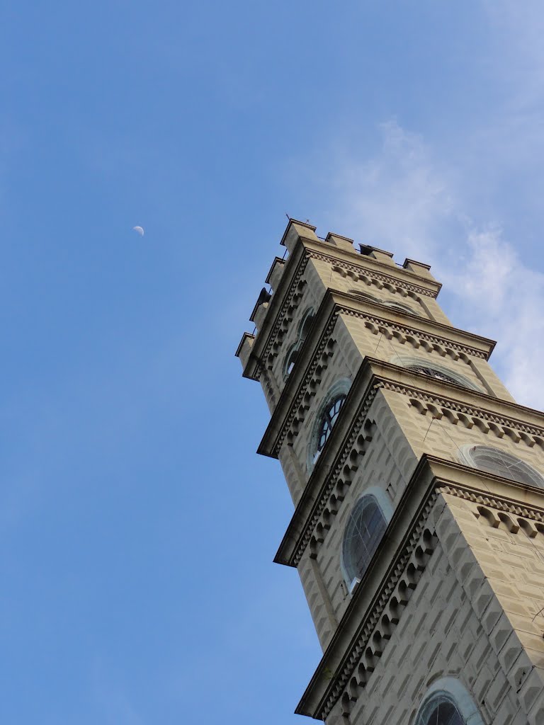 Torre da Igreja de Alvorada do Sul e Lua - 18/dez/11 by LorrantGabriel