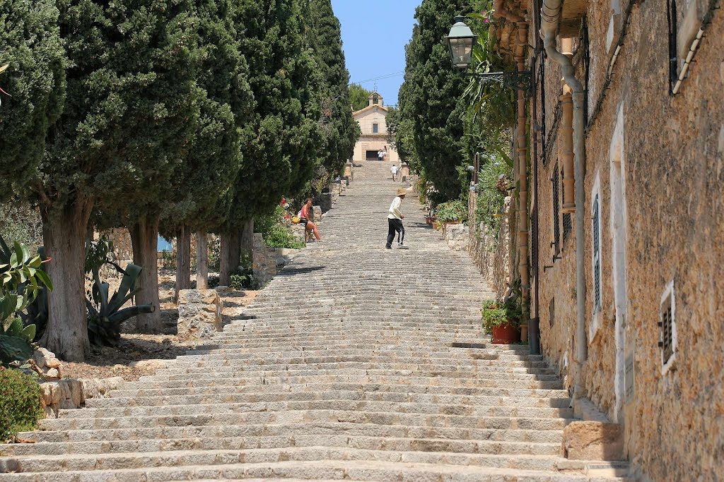 Treppe in Pollenca Mallorca by Hugo Frings