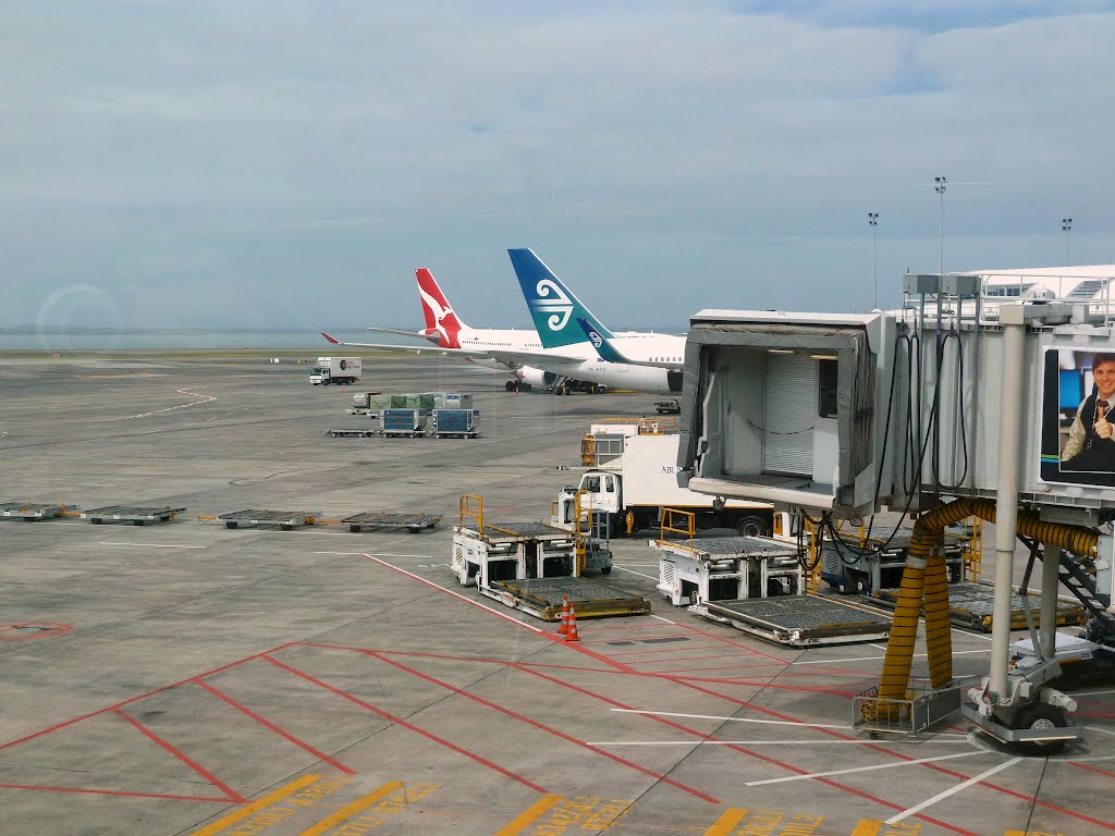 Auckland International Airport, Auckland by Linbery