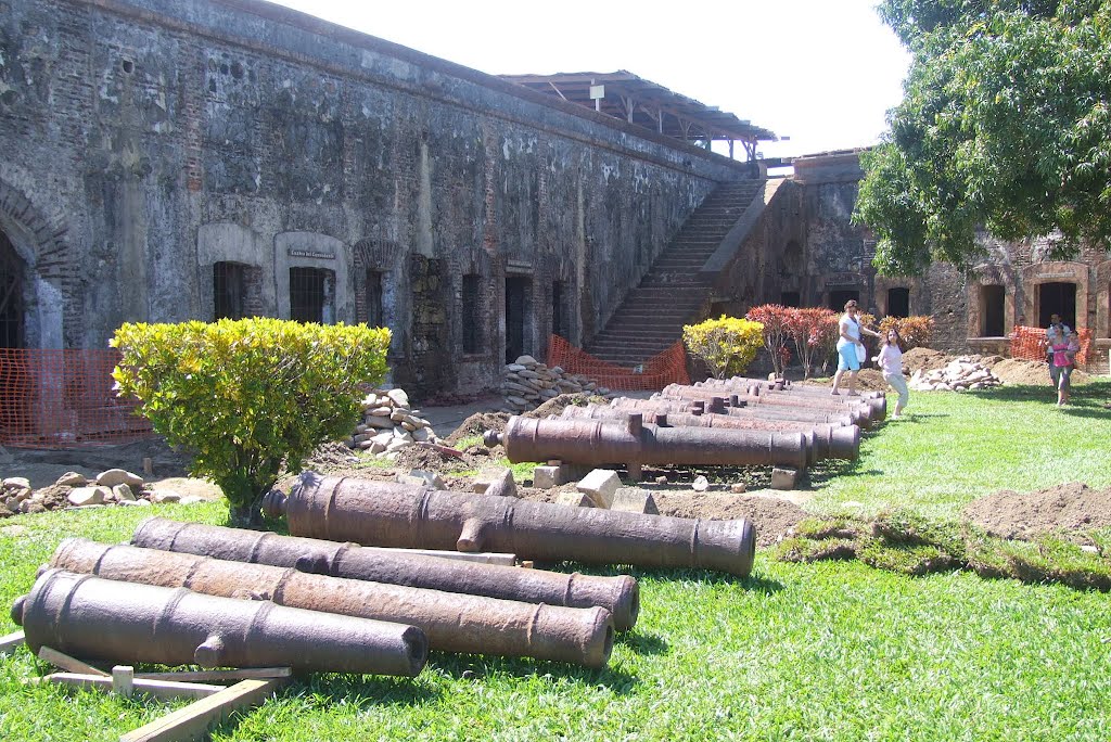 Canons et escalier menant à la passerelle de la façade, Fort San Fernando, Omoa, Cortés, Honduras, Février 2009 by Christian Claveau