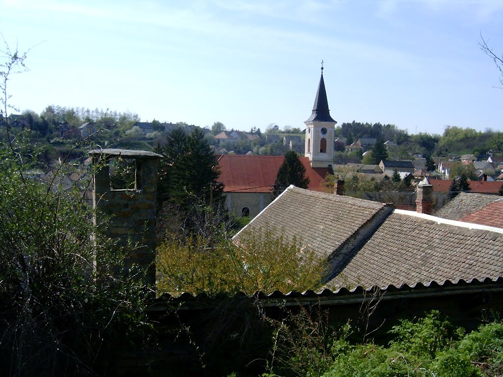 Kémények, háztetők, templomtorony by Tamás Berki