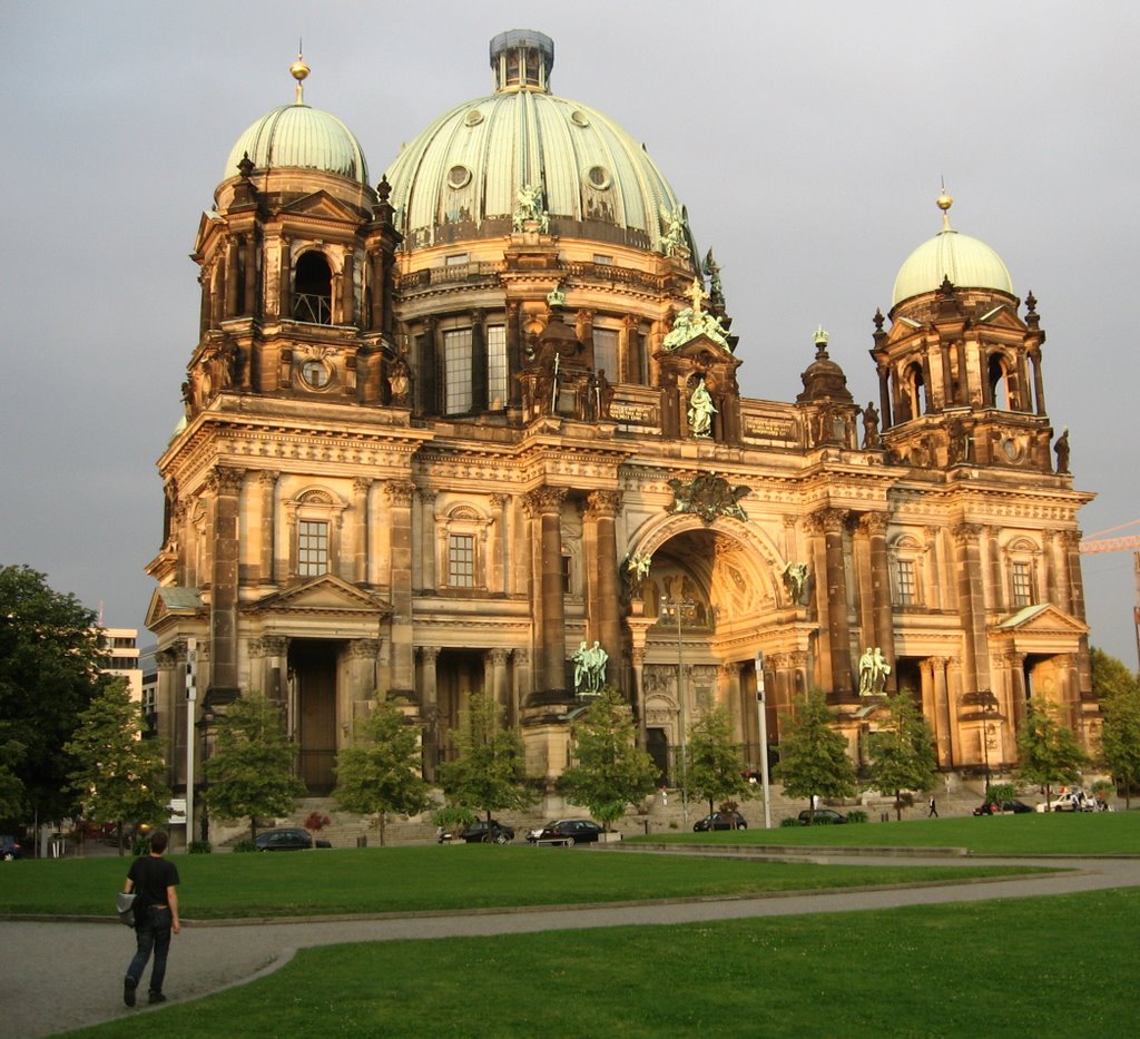 Berliner Dom in the evening by pearsejward