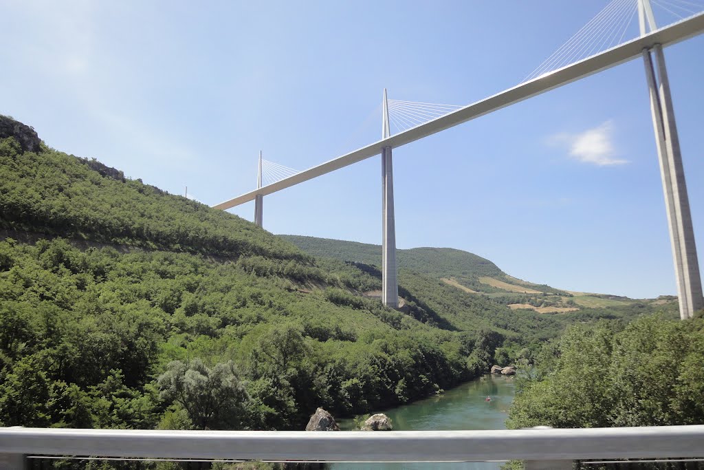 Der Viadukt von Millau, Frankreich by Biky_Online